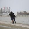 Eine Fußgängerin stemmt sich am Strand von St. Peter-Ording (Schleswig-Holstein) gegen den Wind.