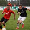Gabriel Merane (rot) setzte sich gegen Florian Kronthaler erfolgreich durch. Am Ende feierte er mit dem TSV Aindling einen 2:0-Sieg beim FC Affing. 	 	