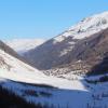 Blick auf das verschneite Zinal im Wallis - von hier können Reisende im Winter zu Erkundungen des Gletschers aufbrechen.