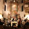 Der Leiter des Friedberger Kammerorchesters Gereon Trier und die Sopranistin Susanne Simenec ernteten einen tosenden Applaus beim Adventskonzert in der Wallfahrtskirche Herrgottsruh. 	