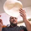 Umberto Cuomo, Chef des „Il Galleone“ in Steppach, hat sogar in Neapel das Pizzabacken gelernt. 