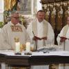 Pater Roman Löschinger (Zweiter von links) feierte im Kreise seiner Mitbrüder sowie mit einer großen Festgemeinde sein silbernes Priesterjubiläum in einem feierlichen Gottesdienst in der Klosterkirche.