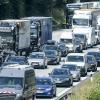 Die A7 ist zwischen Langenau und Giengen an der Brenz gesperrt. Stromleitungen drohen auf die Fahrbahn zu stürzen.