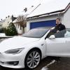 Manfred van Rinsum aus Oettingen besitzt drei Tesla-Fahrzeuge und einen Renault Zoe. Gemeinsam mit seiner Lebensgefährtin vermietet er die Elektrofahrzeuge im Nebenerwerb. „Normalerweise kennen wir alle unsere Kunden persönlich“, sagt er.