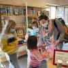 Bianca Schlögel und ihre Kinder freuen sich, wieder in der Stadtbücherei St. Jakob in Friedberg stöbern zu können.