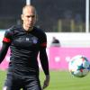 Arjen Robben ist auf dem Rasen zurück. Als die Teamkollegen des FC Bayern mitten in der Vorbereitung auf das Rückspiel gegen den FC Porto steckten, absolvierte er  Laufübungen.