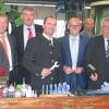 In der Werkstatt der Alfred Wirth GmbH in Wertingen (von links): Wertingens Bürgermeister Willy Lehmeier, Kreishandwerksmeister Werner Luther, MdL Johann Häusler, Ulrich Wagner (Hauptgeschäftsführer der HWK Schwaben), Hubert Aiwanger (FW-Fraktionsvorsitzender im Landtag), Fabian Mehring (Häuslers Referent), Alexander Rigel (Mechaniker), Hans-Peter Rauch (HWK-Präsident) und Martin Peter (Gesellschafter-Geschäftsführer von Landtechnik Wirth). 