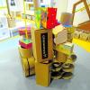 Eine der Wochenaufgaben der Kinder: ein Turm aus Recyclingmaterial.