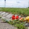 An der Stelle, wo der junge Motorradfahrer tödlich verunglückt war, wurden Blumen abgelegt und zwei Kerzen aufgestellt.