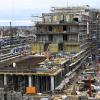 Blick von Süden auf den neuen Bürokomplex: Links befinden sich die Bahngleise des Hauptbahnhofs, von dem Rohbau verdeckt wird das Bahnhofsgebäude mit dem Stellwerk. 