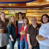 Julia Raup, Jennifer Dreier, Petra Gerlauer, Brigitte Gonnermann, Christian Hörmann und Brot-Sommelière Maria Prinz in ihrer Bäckerei in Roggenburg.