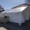 Vor der Hausarztpraxis in der Lauinger Johannesstraße steht jetzt ein großes Zelt, um Patienten mit dem Verdacht auf eine Coronainfektion von anderen Patienten zu trennen. 	