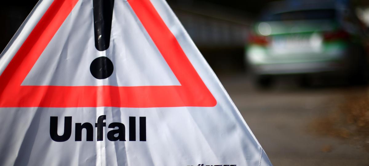 Mehrere tausend Euro Schaden: Seniorin übersieht Pkw und verursacht Unfall