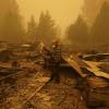 Ein Mann begutachtet die Überreste eines Hauses im US-Bundesstaat Oregon, das durch die heftigen Waldbrände zerstört wurden.