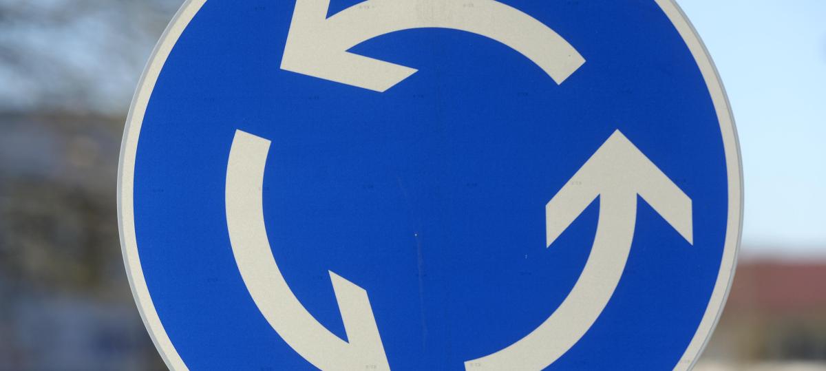 Autofahrer nickt ein und überfährt Kreisverkehr