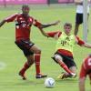 Jérome Boateng (l) und Thomas Müller beim Training des FC Bayern München an der Säbener Straße. dpa