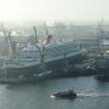 Das Kreuzfahrtschiff "Queen Mary 2" liegt im Hamburger Trockendock der Blohm + Voss Repair Werft. 