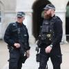 Bewaffnete Polizisten und ein Soldat sichern den Eingang zu Horse Guards in Whitehall in London.