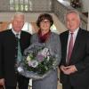 Mit Dank und Blumen verabschiedete Bezirkstagspräsident Jürgen Reichert die scheidenden Bezirksräte Agnes Schragl und Josef Rid (von rechts). 
