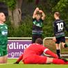 Edwin Tarakan (Mitte) feiert sein Derbytor in Nördlingen zusammen mit dem herbeieilenden Janik Noller (10). Für den Offensivspieler des FC Gundelfingen ging im Ries eine lange Durststrecke zu Ende. Foto: Walter Brugger