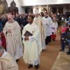 Die Kita-Kinder standen mit gelben Rosen Spalier während des feierlichen Einzugs zum Pontifikalamt in Welden. 	