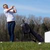 Ja wo fliegt er denn, der Ball? Golf-Novize Andreas Schopf beim Üben auf der Driving-Range des GC Dillingen – nur für das Foto in die falsche Richtung.