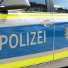 Nach Polizeiangaben stand ein 26-Jähriger in der Nacht zu Freitag mit Halloween-Maskierung mittig auf der A73 bei Erlangen. 