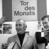Ein prägendes Moderatoren-Gesicht der Sportschau war über Jahre hinweg Ernst Huberty (Mitte), der sich hier 1971 mit seinen Mitarbeiten über die zahlreichen Einsendungen zur „Tor des Monats“ freut.