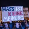 In Deutschland gehen Tausende Menschen gegen rechts auf die Straße.