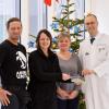 Der Benefiz-Weihnachtsmarkt in Alt-Kissing brachte eine Spendensumme von 9550 Euro ein: (von links) Hardy Zielauf, Birgit Zielauf, Tanja Thoma, Professor Michael Frühwald. 	