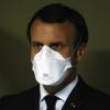 Emmanuel Macron, Präsident von Frankreich, trägt einen Mundschutz des Herstellers 3M während eines Besuches in einem Armeekrankenhaus.