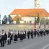 Zug der Floriansjünger aus der ganzen Stadt Dillingen von der Kirche zur Feier mit Fahnenabordnungen und Musik. 