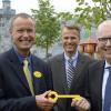 Martin Kring (rechts) führt ab 1. August das Legoland Deutschland Resort in Günzburg. Gestern übergab ihm Geschäftsführer Hans Aksel Pedersen (links) nach fünfeinhalb Jahren symbolisch einen Schlüssel. John Jakobsen, erster Geschäftsführer des Legolandparks in Günzburg und Gesamtverantwortlicher aller Legolandparks in der Merlin-Gruppe, lobte Pedersen für seine geleistete Arbeit und wünschte ihm viel Erfolg als Leiter der beiden US-amerikanischen Legolandparks. 
