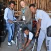 Ein Blick in die Werkstatt des Arbeitskreises „Asyl in Senden“: Helfer Hartmut Teuffel bringt mit den Asylbewerbern Hailemariam Haben, Zeren Weddeslase und Saha Ande ein gespendetes Fahrrad auf Vordermann.