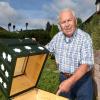 Ein Nachbar fühlt sich von Bienen gestört, deshalb darf Horst Mayer sein Hobby nicht ausüben und die Bienenstände bleiben leer. Der Rechtsstreit beschäftigte bereits mehrere Instanzen. Jetzt strebt Mayer sogar eine Musterklage an.