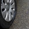 Ein Reifen hat sich während der Fahrt in Wallerstein von einem Auto gelöst.