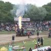 Beim Tractor Pulling geht es darum, mit Traktoren und Eigenbauten einen Bremsschlitten auf einer 100-Meter-Distanz so weit wie möglich zu ziehen. 