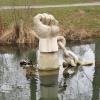 „Befreiung“: Das ist der Titel der großen Kalkstein-Faust von Richard Géczi und Emil Kräß, die sich im Teich des Krumbacher Stadtgartens befindet. Auch die Enten finden daran offensichtlich Gefallen. 