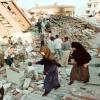 17. August 1999: Bewohner laufen über die Trümmer von Gebäuden, die beim Erdbeben eingestürzt sind.