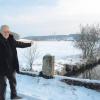 Bürgermeister Franz Neher steht an der Stelle, wo das Drosselungsbauwerk des geplanten Regenrückhaltebeckens sein soll. Es soll dafür sorgen, dass bei einem Hochwasser nur 4,7 Kubikmeter pro Seklunde vom Rückhaltebecken Richtung Thierhaupten fließen. Das Rückhaltebecken wird Flächen links und rechts des Edenhausener Bachs einnehmen. 