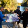 Oberbürgermeister Gerhard Jauernig (links), Stadtbaumeister Georg Dietze und Stadtplanerin Ursula Hochrein aus München (von links) stellten an der Naumündung die Verbindung der städtischen Schauplätze einer Landesgartenschau vor.