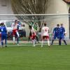 Überaus torreich endete die Begegnung zwischen der SG Alerheim (in den blauen Trikots) und dem TSV Oettingen. Das 3:3 kostet die Oettinger den zweiten Platz, den nun Buchdorf/Daiting mit dem 1:0 gegen Möttingen erobert hat.