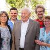 Josef Helfer (Mitte) aus dem Todtenweiser Ortsteil Sand hat seinen 80. Geburtstag gefeiert. Das Bild zeigt ihn umgeben von seiner Familie. 	