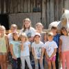 Anna und Vreni Richert zeigten den Kindern unter anderem, wie man Pferde richtig führt, wie man mit ihnen umgeht und sie beobachtet. 	
