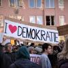 Ein Schild mit der Aufschrift "I Love Demokratie" bei der Demonstration gegen rechts am 3. Februar 2024 in Augsburg. Auch in Mindelheim soll nun eine Demo "für Demokratie und Menschlichkeit" stattfinden.