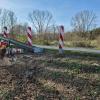 Nach einem tödlichen Unfall in der Nähe von Gundelsdorf (Pöttmes) haben Unbekannte den Baum an der Staatsstraße 2035 gefällt, gegen den ein 24-jähriger Autofahrer geprallt war.