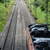 Auf der Bahnstrecke zwischen Neusäß und Freihalden rollen Züge in den Ferienwochen nur auf einem der beiden Gleise, während das andere Gleis erneuert wird. 