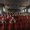 Rund 130 Corona-Helfer und ihre Angehörigen sahen im Cineplex Kino in Aichach, verteilt auf drei Kinosäle, den Film "Kaiserschmarrndrama".