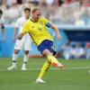 Schwedens Andreas Granqvist (M) erzielt per Elfmeter den 1:0 Führungstreffer für Schweden gegen Südkorea.