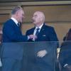 Fifa-Präsident Gianni Infantino (r) und Karl-Heinz Rummenigge (l) sprechen miteinander.